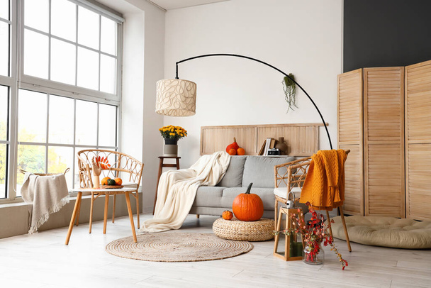Interior de la moderna sala de estar con cómodo sofá, lámpara y sillones - Foto, imagen