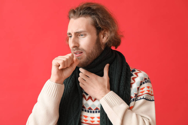 Ill man with sore throat on color background - Photo, Image