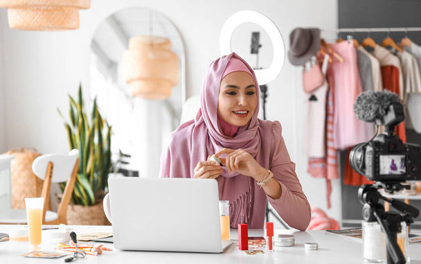 Muslimische Beauty-Bloggerin mit Kosmetikprodukt in Umkleidekabine - Foto, Bild