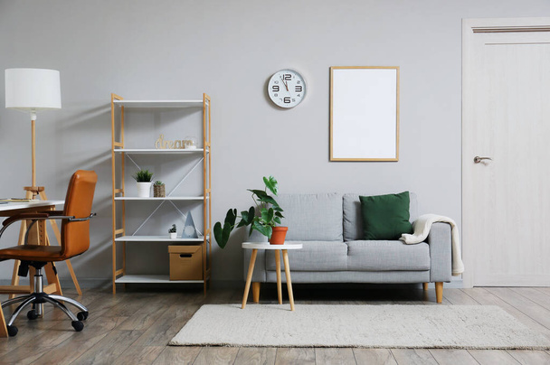 モダンな家具、時計と壁に空白の写真フレームと部屋のインテリア - 写真・画像
