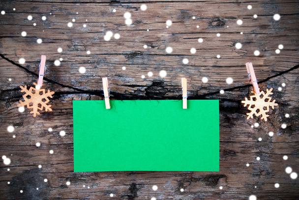 Prázdný zelený štítek s sněhu na dřevěné pozadí - Fotografie, Obrázek