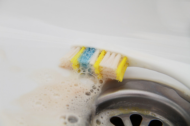Кровь и зубная паста на зубной щетке
 - Фото, изображение