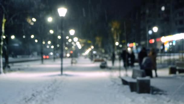 City View světla, padající sníh, noční ulice, bokeh skvrny reflektorů aut - Záběry, video