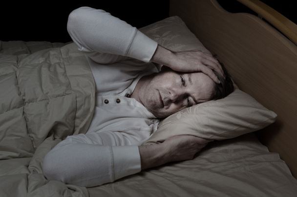 Людина дуже хвора в ліжку
  - Фото, зображення