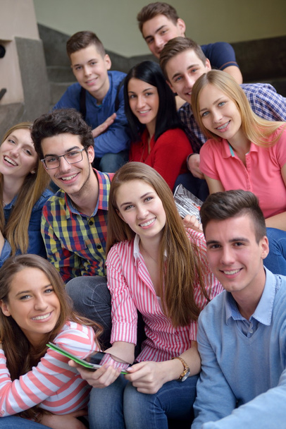 Groupe d'adolescents heureux à l'école
 - Photo, image