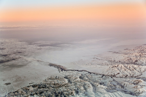 όμορφη θέα από το αεροσκάφος προς τα βουνά στην Τασκένδη, c - Φωτογραφία, εικόνα