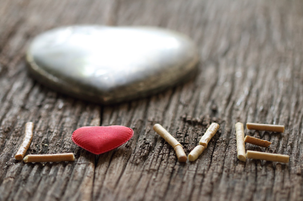 Sevgililer günü kelime aşk ile kırmızı ve metal kalp şeklinde - Fotoğraf, Görsel