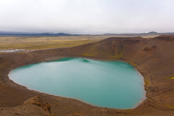 緑の水の湖の中にビティクレーター。アイスランドのクラフラ・ヴィティ・クレーター - 写真・画像