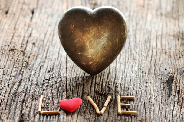 λέξη αγάπη με τα κόκκινα και μεταλλική καρδιά σχήμα ημέρα του Αγίου Βαλεντίνου - Φωτογραφία, εικόνα