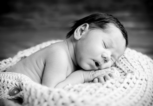 portret ładny nowo narodzonego dziecka do spania - Zdjęcie, obraz