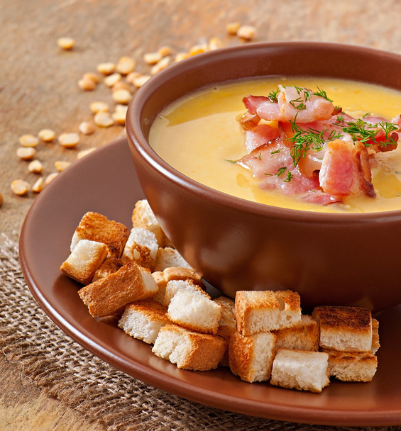 Вершковий суп з гороху зі смаженим беконом та грінками
 - Фото, зображення