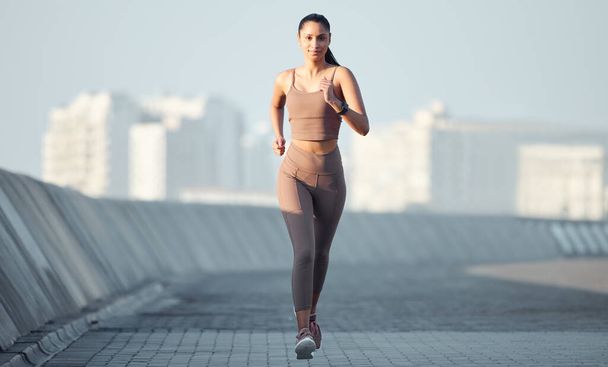 Ich werde es bis zum Ende schaffen. Porträt einer sportlichen jungen Frau beim Laufen im Freien. - Foto, Bild