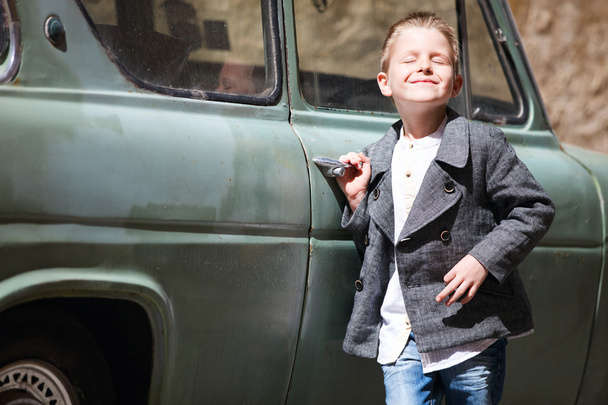 Хлопчик біля автомобіля
 - Фото, зображення