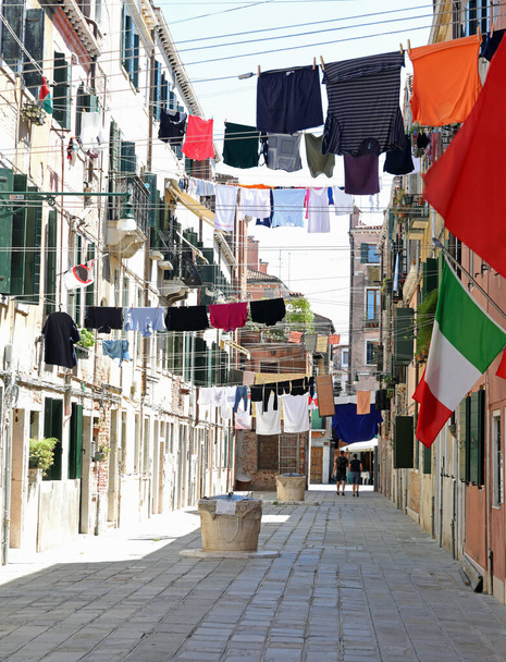 líneas de lavado con ropa sobre la estrecha calle llamada CALLE en la isla de Venecia en el norte de Italia en la región de Véneto - Foto, imagen