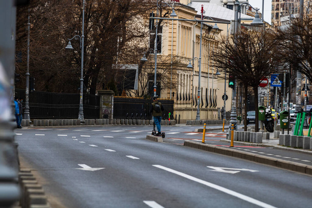 Autoverkehr im Berufsverkehr in der Innenstadt. Autoverschmutzung, Stau in Bukarest, Rumänien, 2022 - Foto, Bild