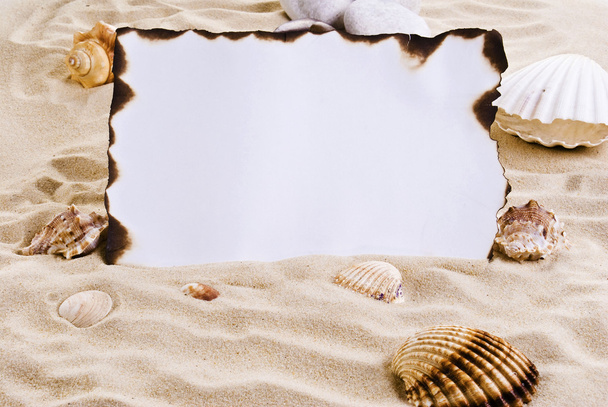 Καμένο χαρτί στην άμμο - Φωτογραφία, εικόνα