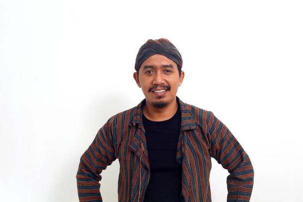 Asiatischer Mann in indonesischer Tracht über weißem Hintergrund - Foto, Bild