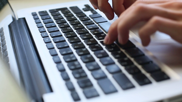 Las manos de las mujeres escribiendo en el teclado de la computadora (HD
) - Metraje, vídeo