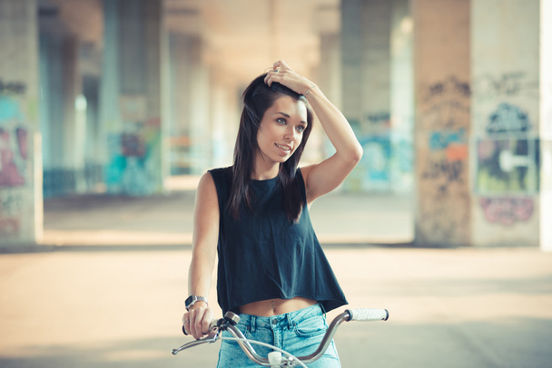 молода красива брюнетка пряме волосся жінка використовує велосипед
 - Фото, зображення