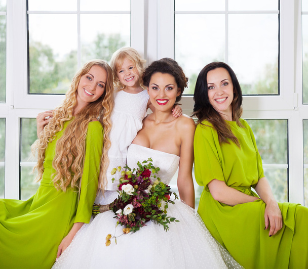 Vrolijke bruid met vriendinnen en weinig bloemenmeisje - Foto, afbeelding