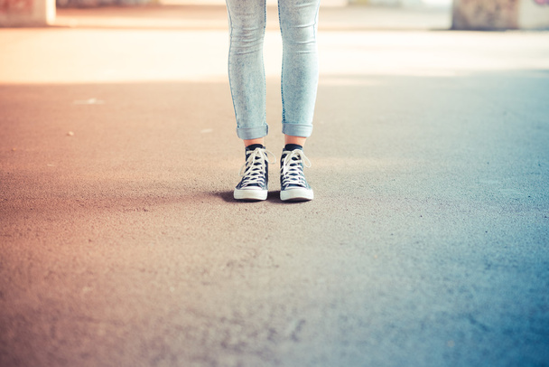 primer plano de piernas mujer con polainas y zapatillas deportivas
 - Foto, Imagen