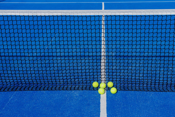 tennis court with balls on blue background - Foto, afbeelding