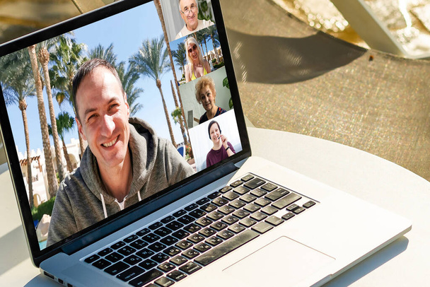 Virtuális találkozó egy baráttal. Egy fickó laptopot használ videohívásra. - Fotó, kép