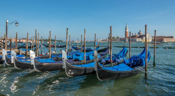 Gondolas waiting for tourists - Venice - Φωτογραφία, εικόνα