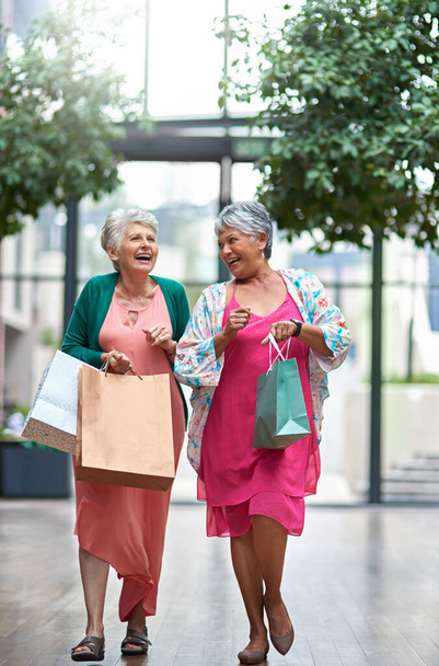 A vásárlás sosem lesz unalmas. Teljes hosszúságú felvétel két idős nőről, akik vásárolgatnak.. - Fotó, kép