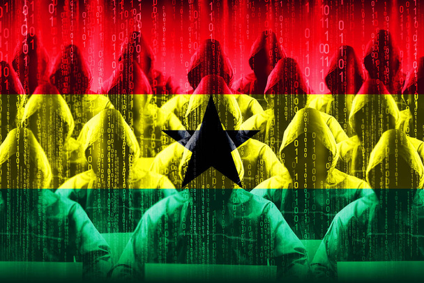 Hacker incappucciati anonimi, bandiera del Ghana, codice binario - concetto di attacco informatico - Foto, immagini