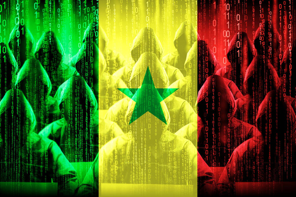 Anoniem hooded hackers, vlag van Senegal, binaire code - cyber aanval concept - Foto, afbeelding