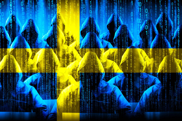 Hacker incappucciati anonimi, bandiera della Svezia, codice binario - concetto di attacco informatico - Foto, immagini
