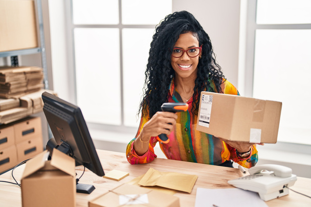 Empresaria afroamericana escaneando paquete en la oficina - Foto, Imagen