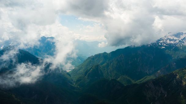 Vue panoramique sur le paysage paradisiaque des Alpes albanaises. Voyager, explorer, concept de vacances - Photo, image