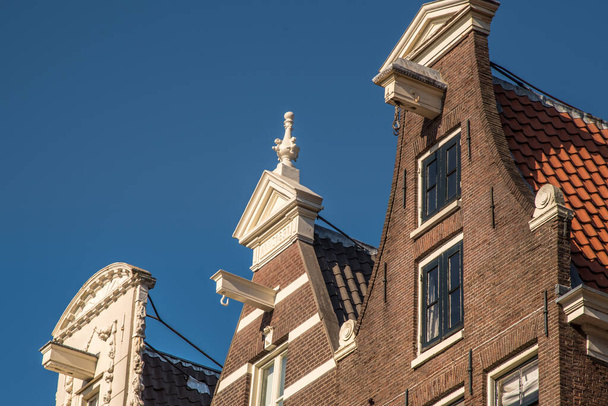 Amsterdã, Holanda, abril de 2022. Fachadas históricas ao longo dos canais de Amesterdão. Foto de alta qualidade - Foto, Imagem