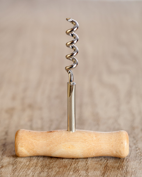 Corkscrew em uma mesa
 - Foto, Imagem