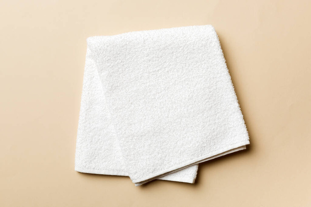 Vista superior de toallas blancas con espacio de copia sobre fondo de color. - Foto, imagen
