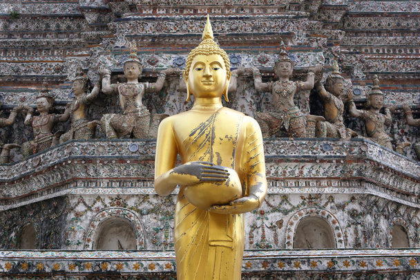 Buda tailandés frente a una estupa
 - Foto, imagen
