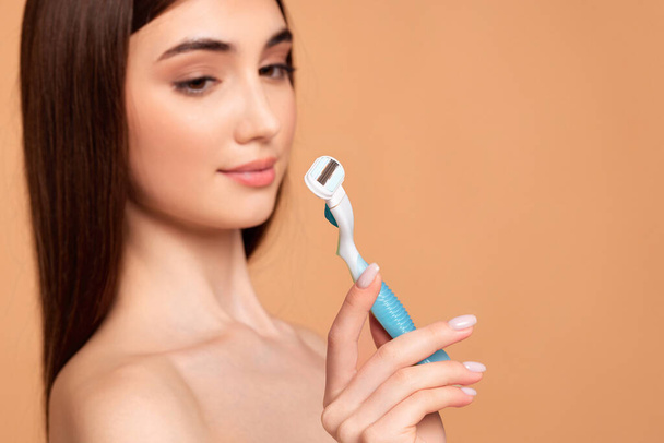 attractive girl holding in hand razor shaver blade i - Fotó, kép