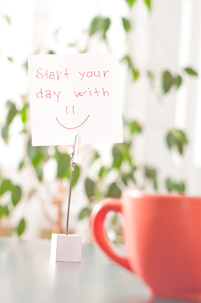 Σημείωση στον πίνακα Ξεκινήστε τη μέρα σας με χαμόγελο - Φωτογραφία, εικόνα
