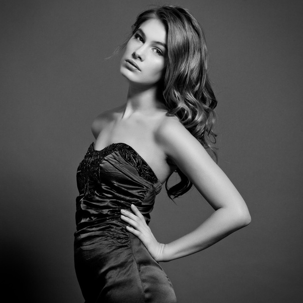 Beauty Model Girl with Long Healthy Wavy Hair and Perfect Makeup - Valokuva, kuva
