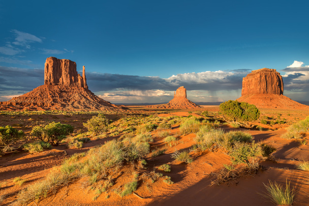Denkmäler in der Wüste von Monument Valley. - Foto, Bild