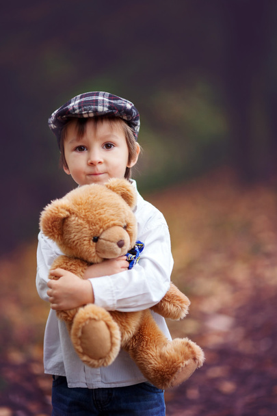 Little boy with suitcase and teddy bear - Foto, imagen