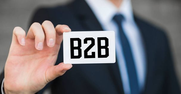 Man showing paper card with B2B text. Business to business concept - Foto, immagini