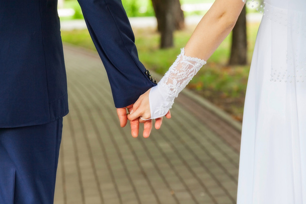 Kéz a kézben. házasok - Fotó, kép