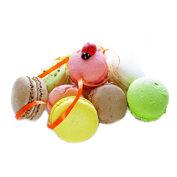 Разноцветный макарон - миндальное печенье на белом фоне
 - Фото, изображение