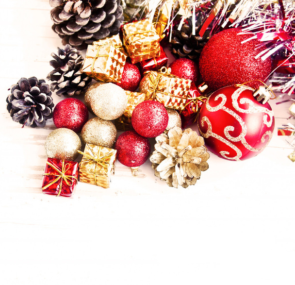 Regalos de Navidad rojos y dorados y decoración de globos de brillo
 - Foto, Imagen