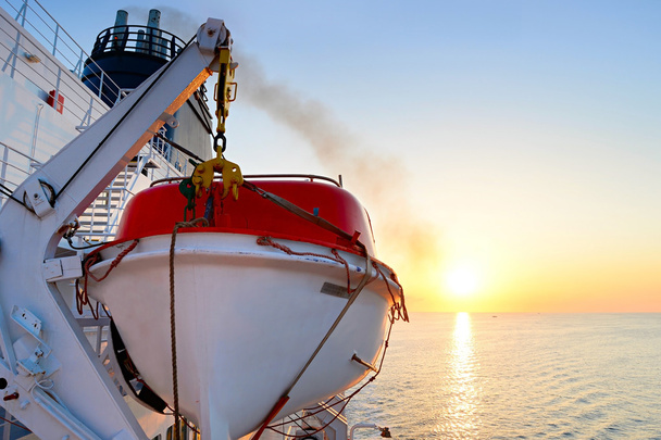 Lifeboat on a cruise ship - Zdjęcie, obraz