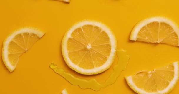 Top view rotation of fresh slice of lemons juice and gel serum, organic cosmetics, vitamin C, fresh citrus fruits, Lemon extract - Metraje, vídeo