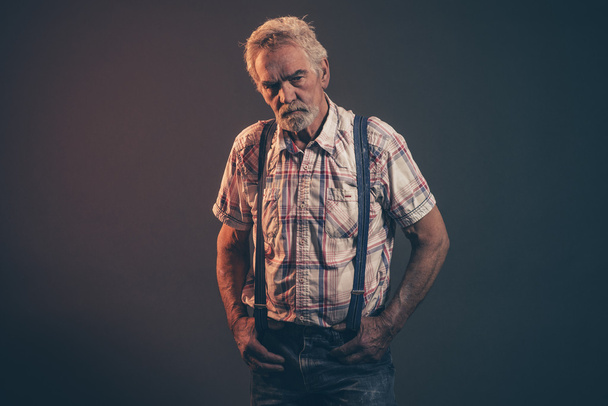 Homme âgé caractéristique aux cheveux gris et à la barbe à carreaux
 - Photo, image